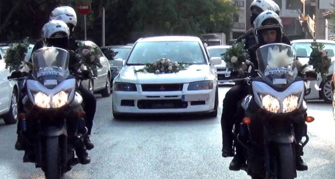 Νύφη αστυνομικός της ομάδας ΔΙΑΣ έφτασε στην εκκλησία με συνοδεία μηχανών και σειρήνες των συναδέλφων της (εικόνες, βίντεο)